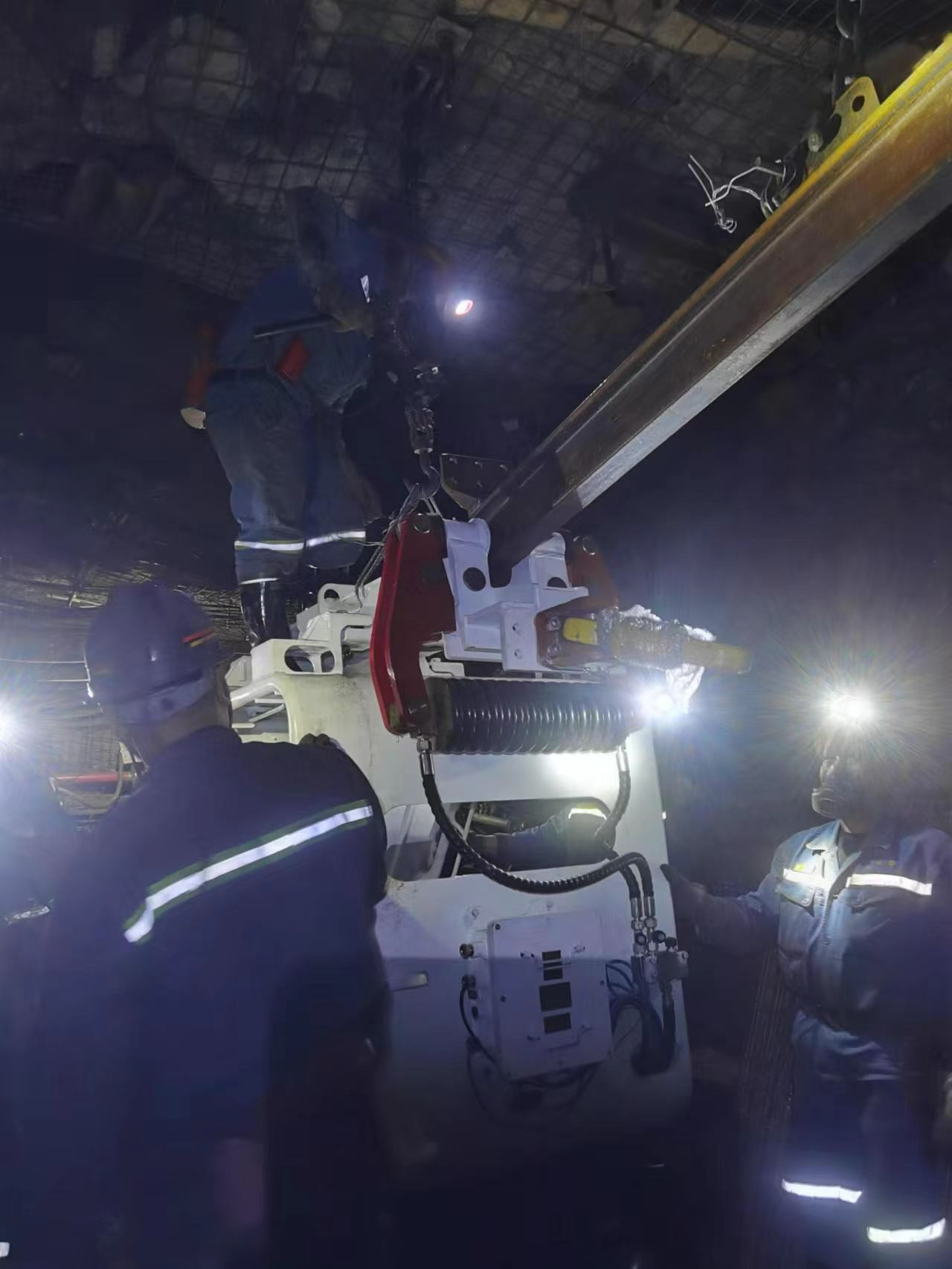 工欲善其事 必先利其器 171702回风巷单  轨吊安装为综采支架回架起“保障桥梁”