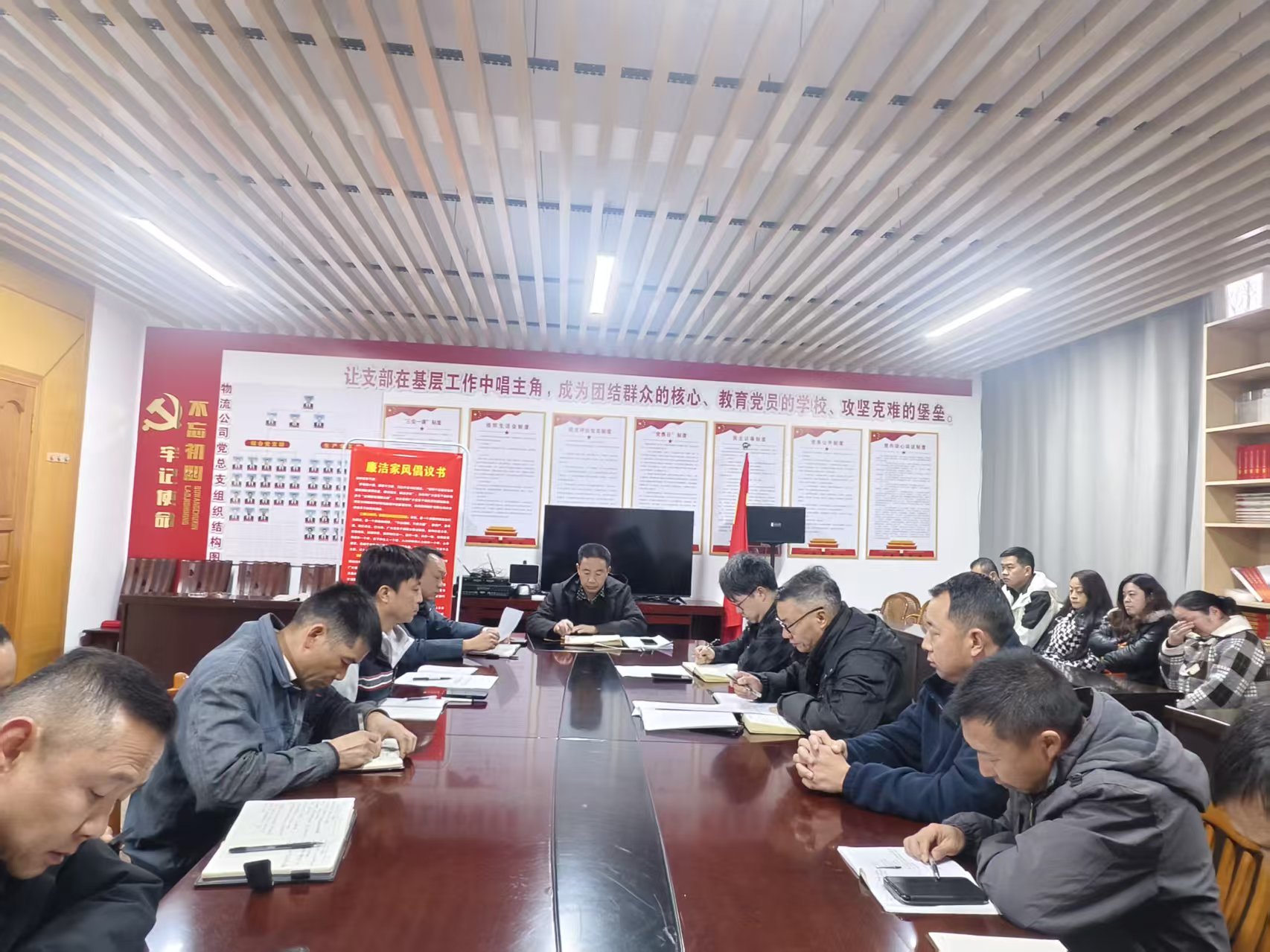 党员先锋齐上阵 铁路安全筑防线——物流公司两支部联合开展主题党日活动