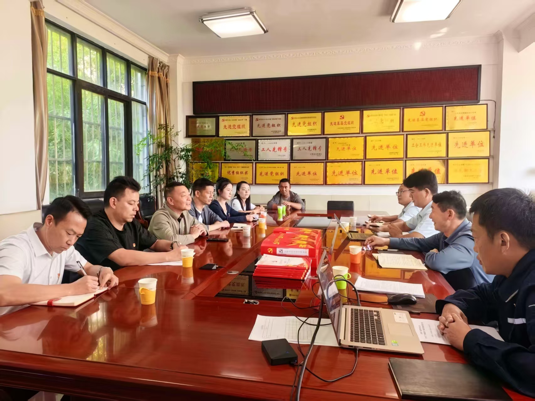 后所煤矿公司选煤厂选煤车间党支部与东源恒鼎公司运销部党支部开展结对共建对标交流活动